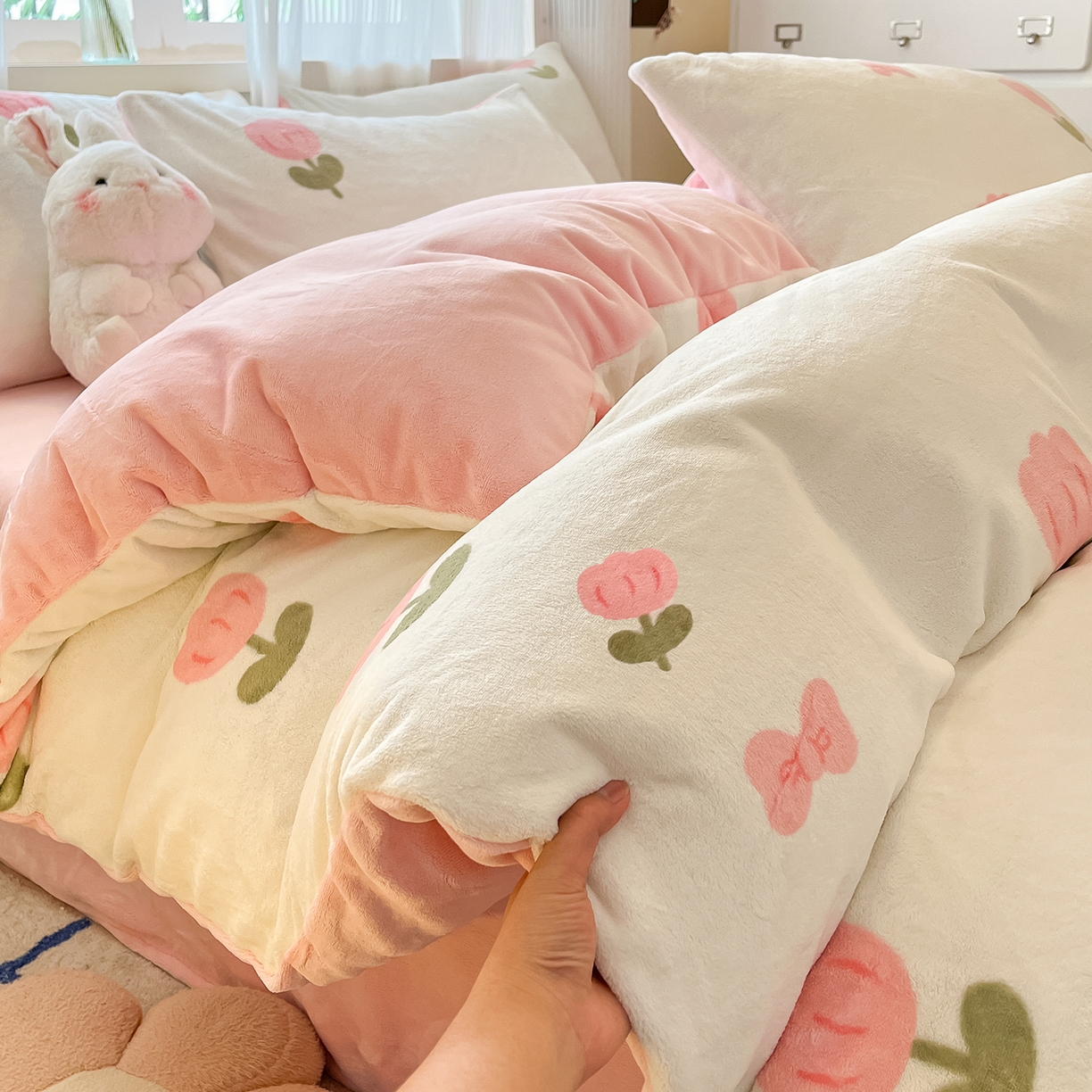 91家纺网 家纺一手货源 找家纺 慕澄家纺 2025新款小清新牛奶绒印花四件套 粉色郁金香