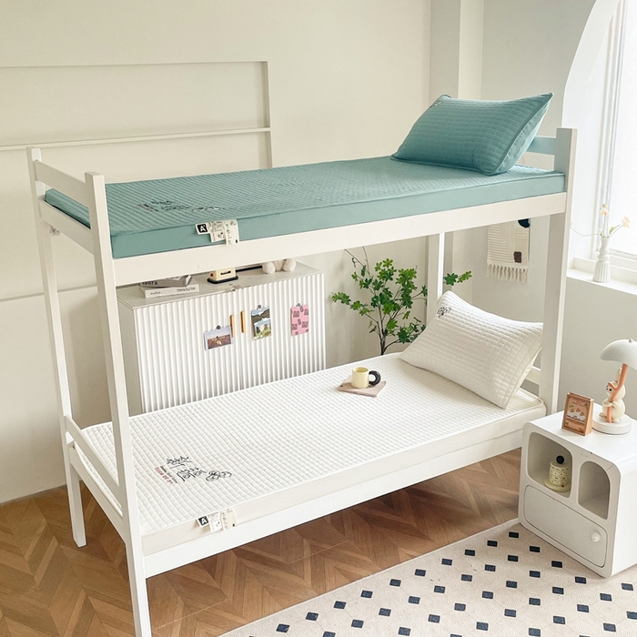 91家纺网 家纺一手货源 找家纺 小禹仔家纺 2025新款刺绣床笠-学生图 云朵白