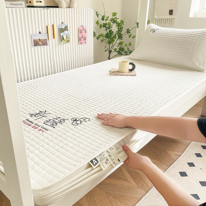 91家纺网 家纺一手货源 找家纺 小禹仔家纺 2025新款刺绣床笠-学生图 云朵白