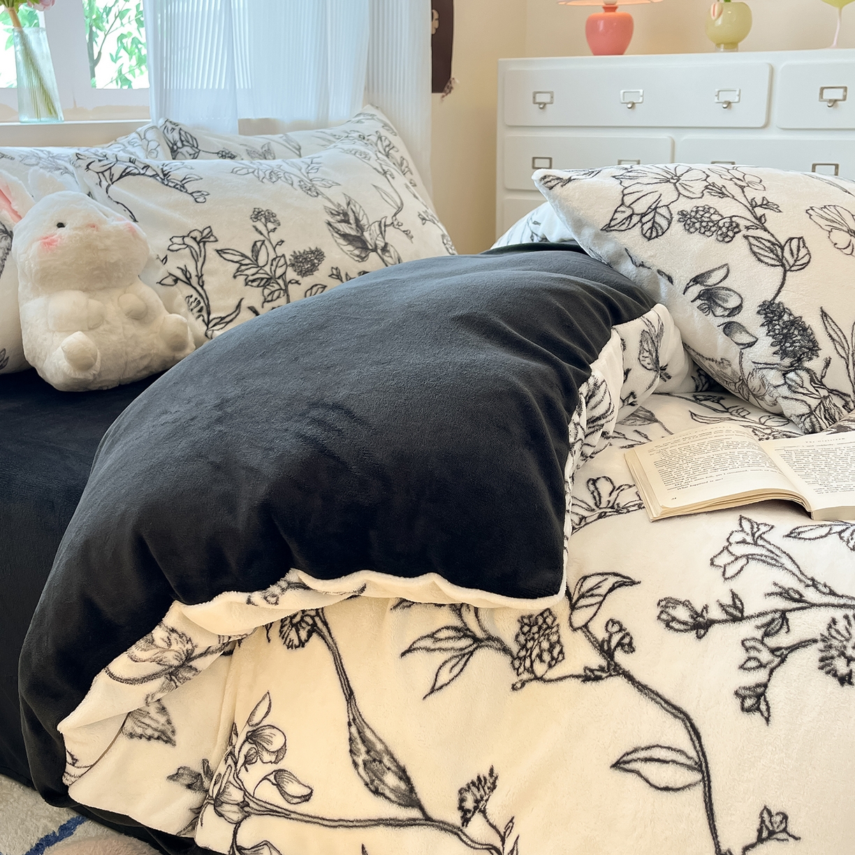 91家纺网 家纺一手货源 找家纺 慕澄家纺 2025新款小清新牛奶绒印花四件套 黑白配