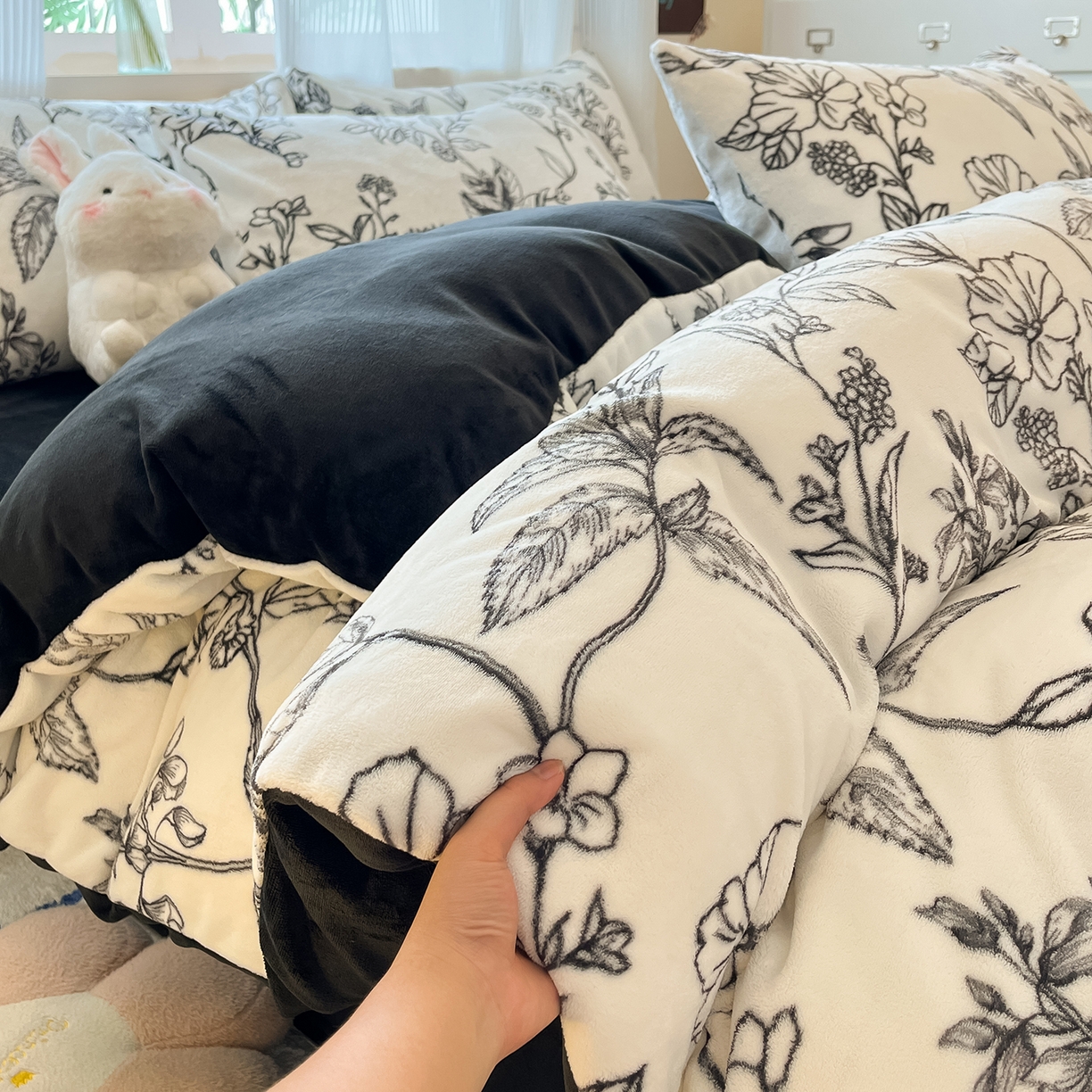 91家纺网 家纺一手货源 找家纺 慕澄家纺 2025新款小清新牛奶绒印花四件套 黑白配