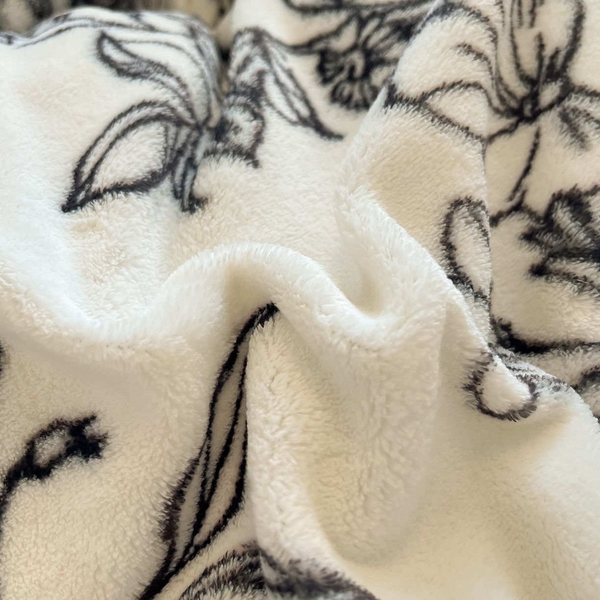 91家纺网 家纺一手货源 找家纺 慕澄家纺 2025新款小清新牛奶绒印花四件套 黑白配