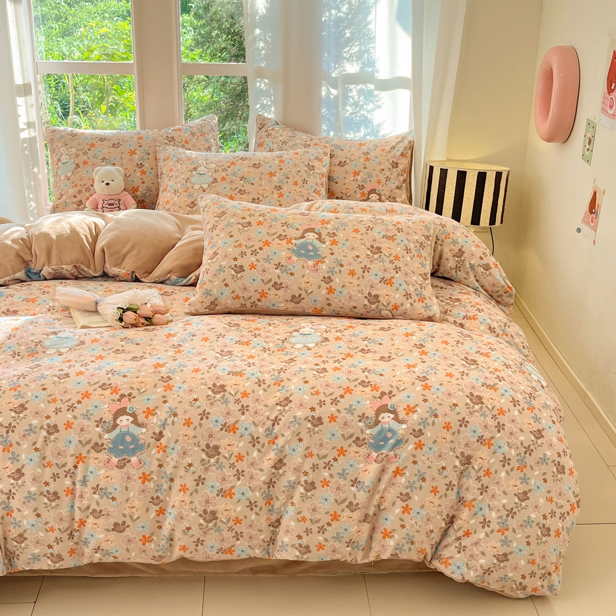 91家纺网 家纺一手货源 找家纺 慕澄家纺 2025新款小清新牛奶绒印花四件套 咖系小女孩