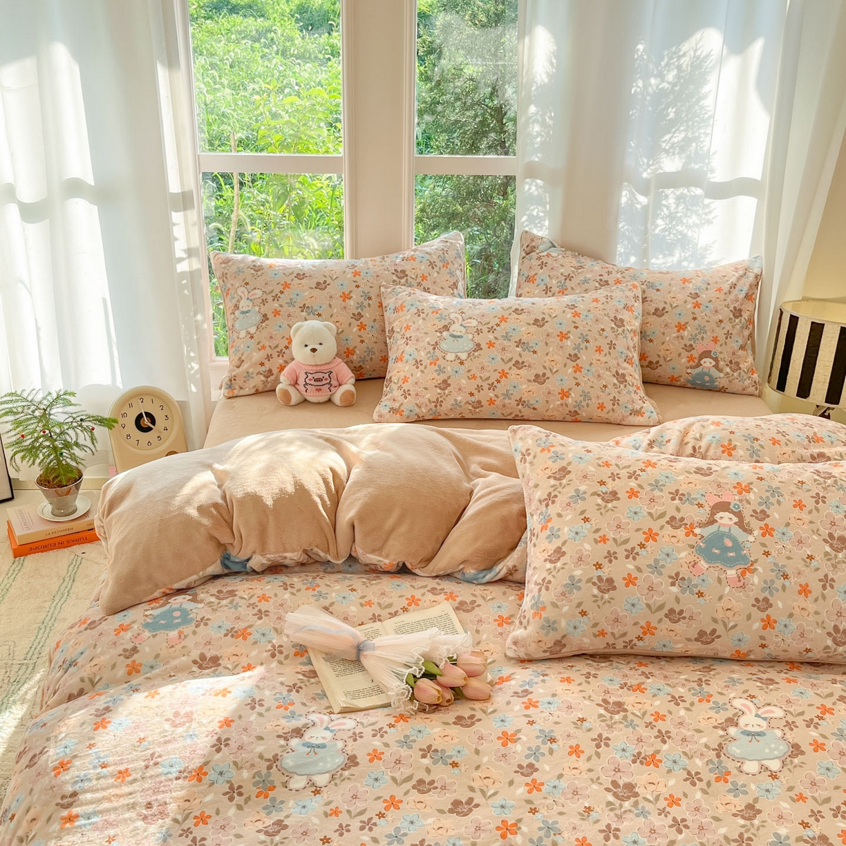 91家纺网 家纺一手货源 找家纺 慕澄家纺 2025新款小清新牛奶绒印花四件套 咖系小女孩