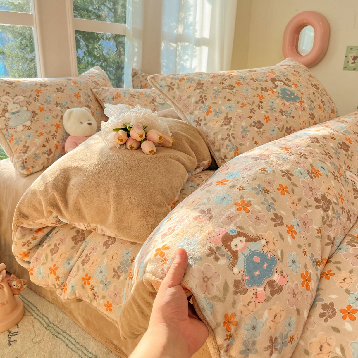 91家纺网 家纺一手货源 找家纺 慕澄家纺 2025新款小清新牛奶绒印花四件套 咖系小女孩