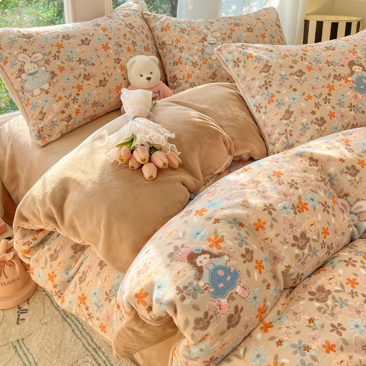 91家纺网 家纺一手货源 找家纺 慕澄家纺 2025新款小清新牛奶绒印花四件套 咖系小女孩