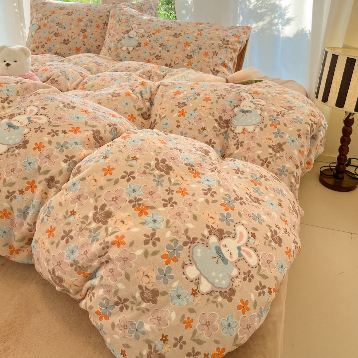 91家纺网 家纺一手货源 找家纺 慕澄家纺 2025新款小清新牛奶绒印花四件套 咖系小女孩