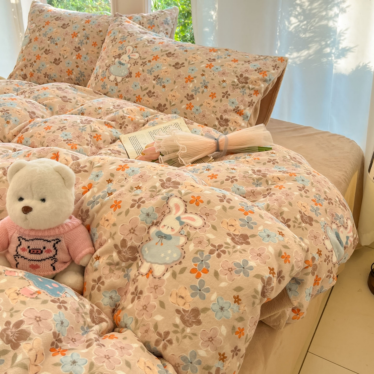 91家纺网 家纺一手货源 找家纺 慕澄家纺 2025新款小清新牛奶绒印花四件套 咖系小女孩