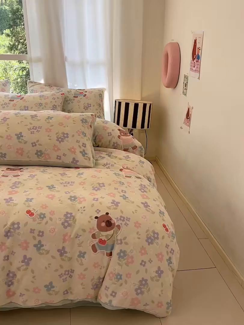 91家纺网 家纺一手货源 找家纺 慕澄家纺 2025新款小清新牛奶绒印花四件套 快乐卡皮