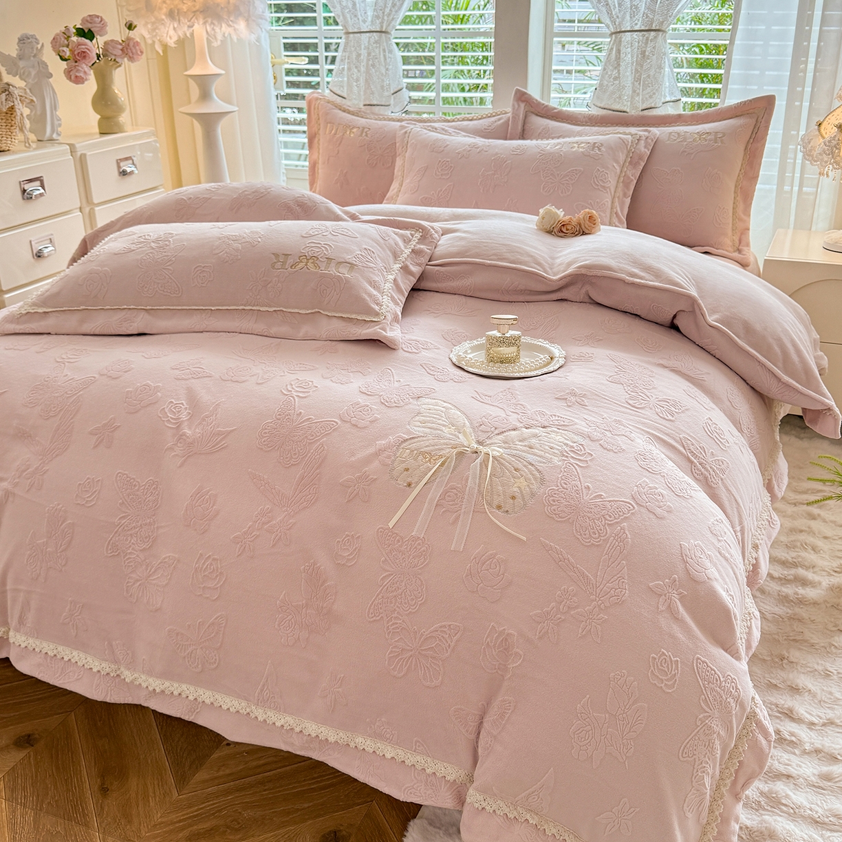 91家纺网 家纺一手货源 找家纺 艾唯希家纺 2025新款韩版雕花绒工艺四件套全消光牛奶绒-语蝶系列 语蝶-新粉