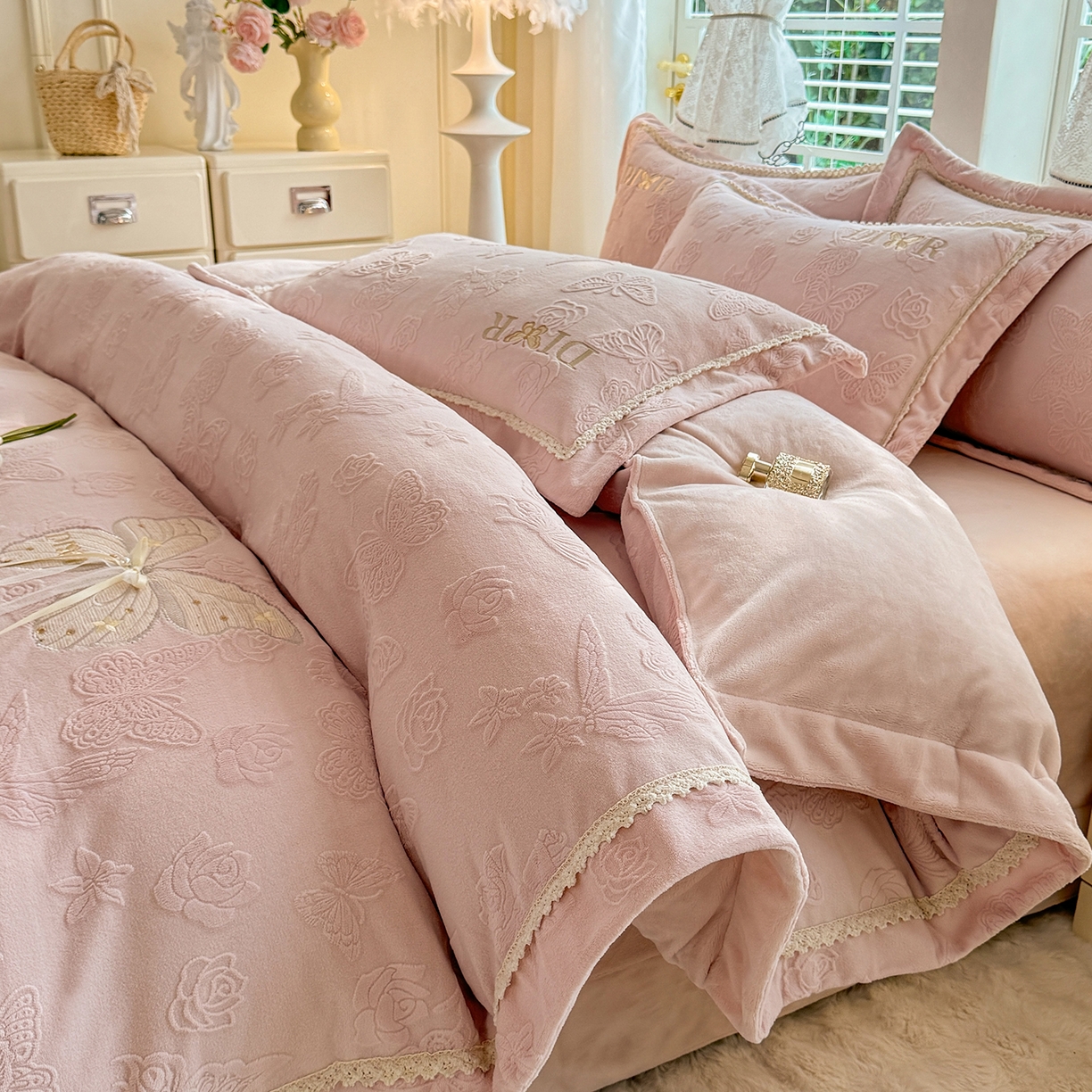 91家纺网 家纺一手货源 找家纺 艾唯希家纺 2025新款韩版雕花绒工艺四件套全消光牛奶绒-语蝶系列 语蝶-新粉