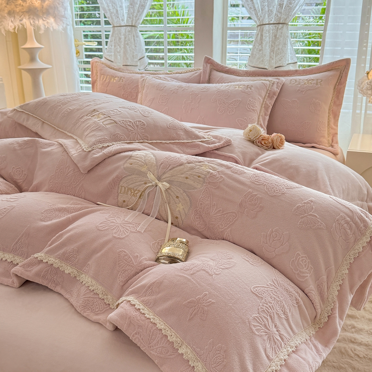 91家纺网 家纺一手货源 找家纺 艾唯希家纺 2025新款韩版雕花绒工艺四件套全消光牛奶绒-语蝶系列 语蝶-新粉