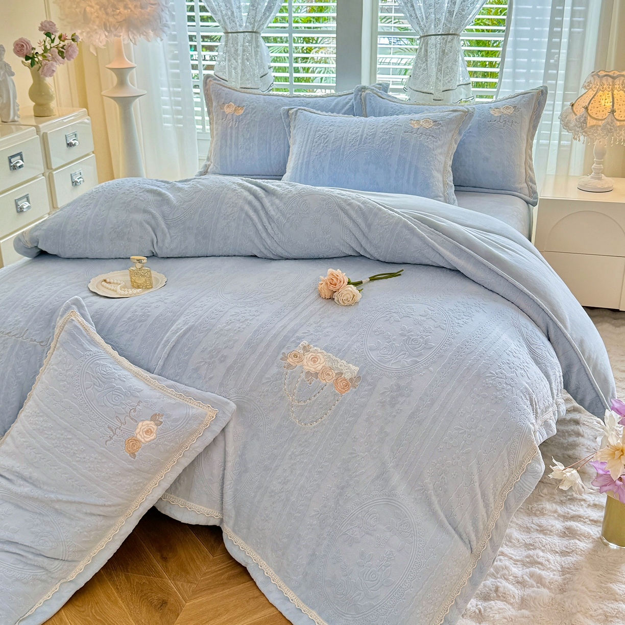 91家纺网 家纺一手货源 找家纺 艾唯希家纺 2025新款韩版雕花绒工艺四件套全消光牛奶绒-语蝶系列 南法玫瑰-蓝