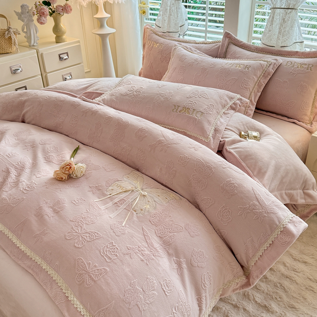 91家纺网 家纺一手货源 找家纺 艾唯希家纺 2025新款韩版雕花绒工艺四件套全消光牛奶绒-语蝶系列 语蝶-新粉