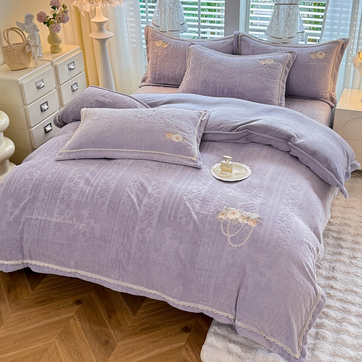 91家纺网 家纺一手货源 找家纺 艾唯希家纺 2025新款韩版雕花绒工艺四件套全消光牛奶绒-语蝶系列 南法玫瑰-紫