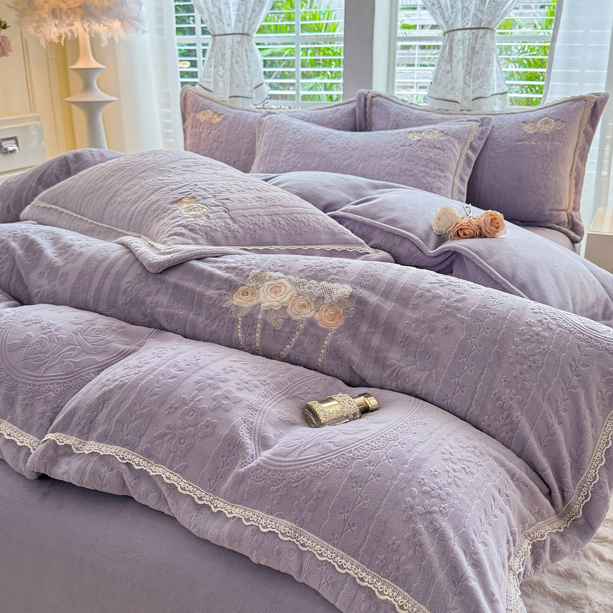 91家纺网 家纺一手货源 找家纺 艾唯希家纺 2025新款韩版雕花绒工艺四件套全消光牛奶绒-语蝶系列 南法玫瑰-紫