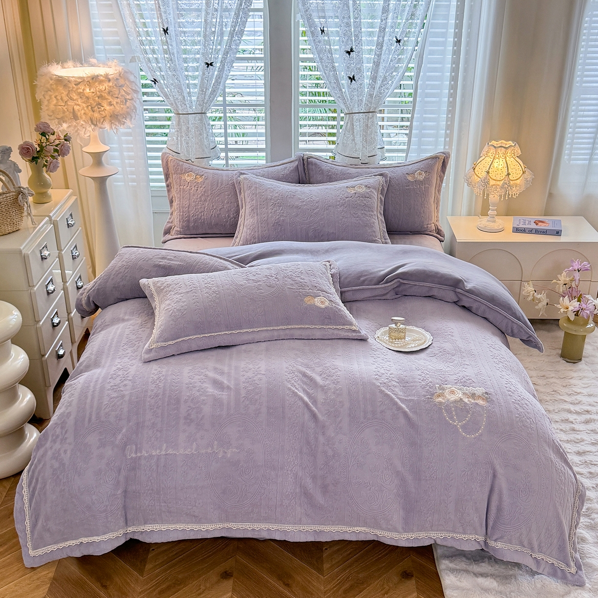 91家纺网 家纺一手货源 找家纺 艾唯希家纺 2025新款韩版雕花绒工艺四件套全消光牛奶绒-语蝶系列 南法玫瑰-紫