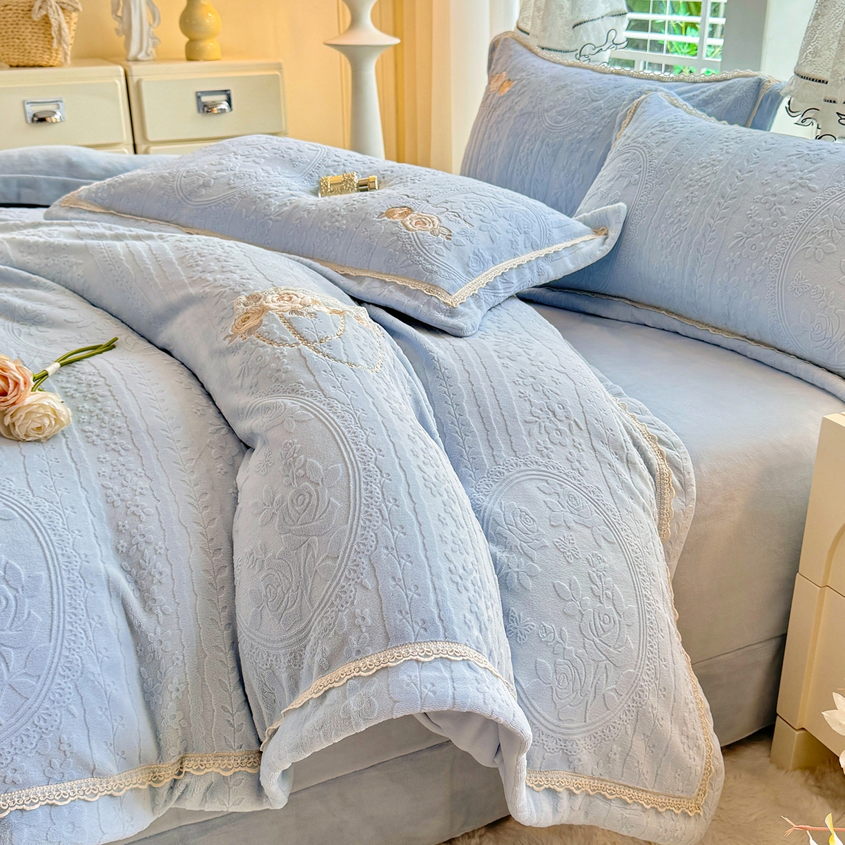 91家纺网 家纺一手货源 找家纺 艾唯希家纺 2025新款韩版雕花绒工艺四件套全消光牛奶绒-语蝶系列 南法玫瑰-蓝