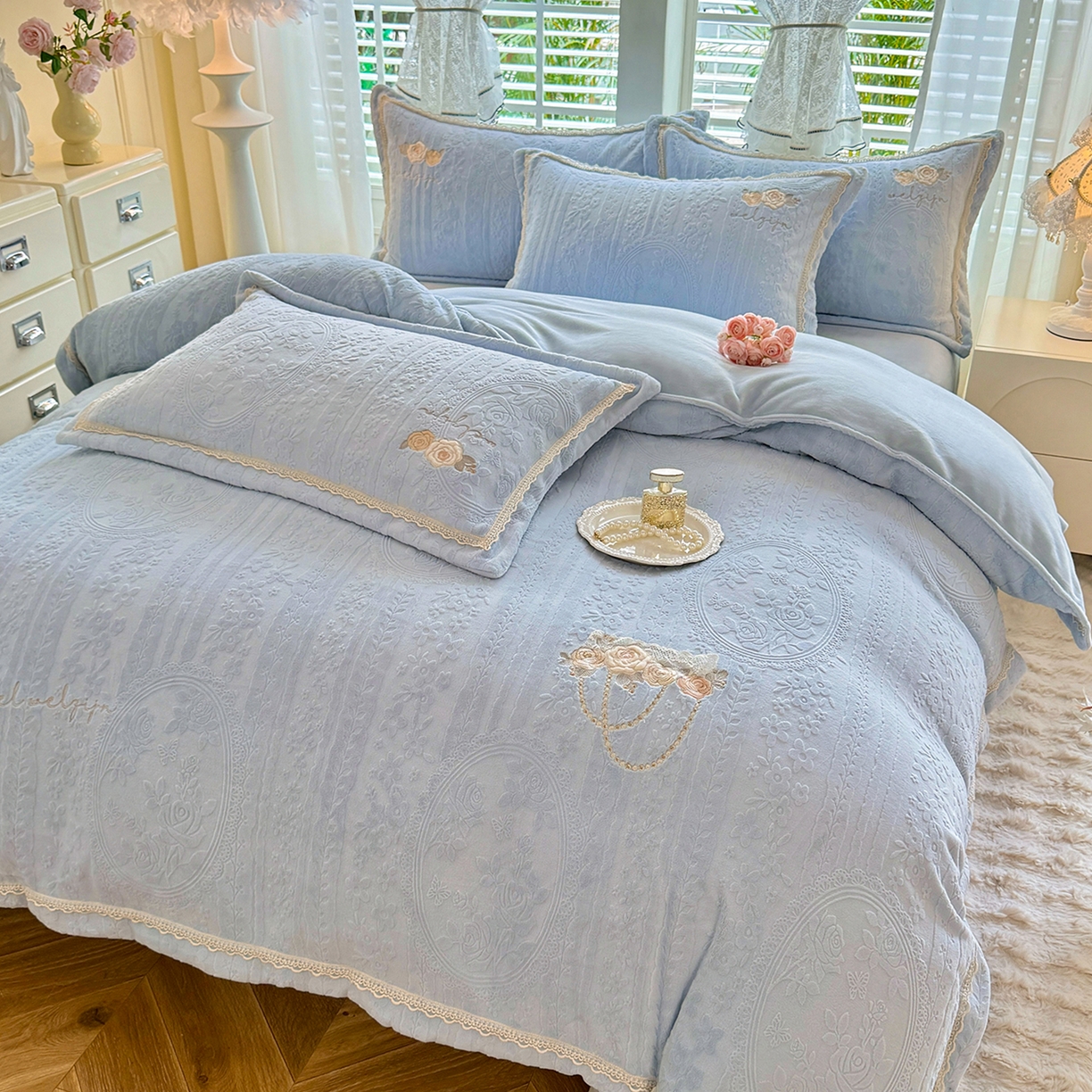 91家纺网 家纺一手货源 找家纺 （总）艾唯希家纺 2025新款韩版雕花绒工艺四件套全消光牛奶绒-语蝶系列