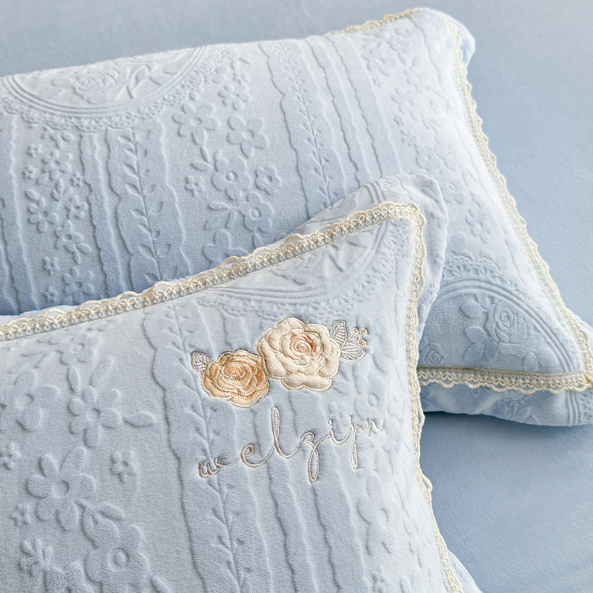 91家纺网 家纺一手货源 找家纺 艾唯希家纺 2025新款韩版雕花绒工艺四件套全消光牛奶绒-语蝶系列 南法玫瑰-蓝