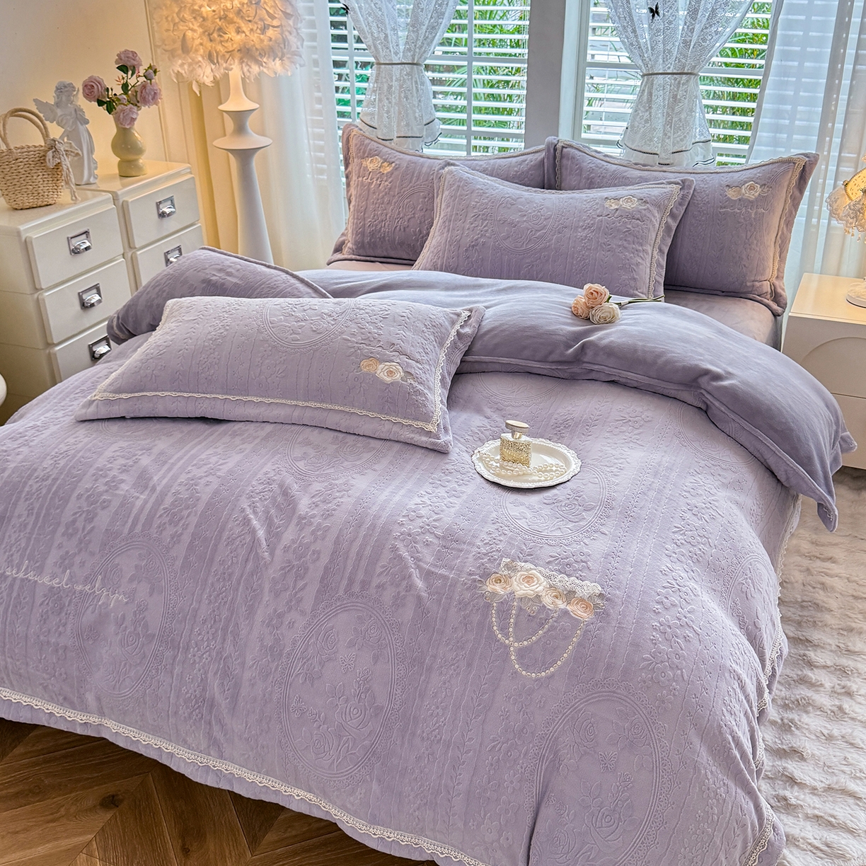 91家纺网 家纺一手货源 找家纺 艾唯希家纺 2025新款韩版雕花绒工艺四件套全消光牛奶绒-语蝶系列 南法玫瑰-紫