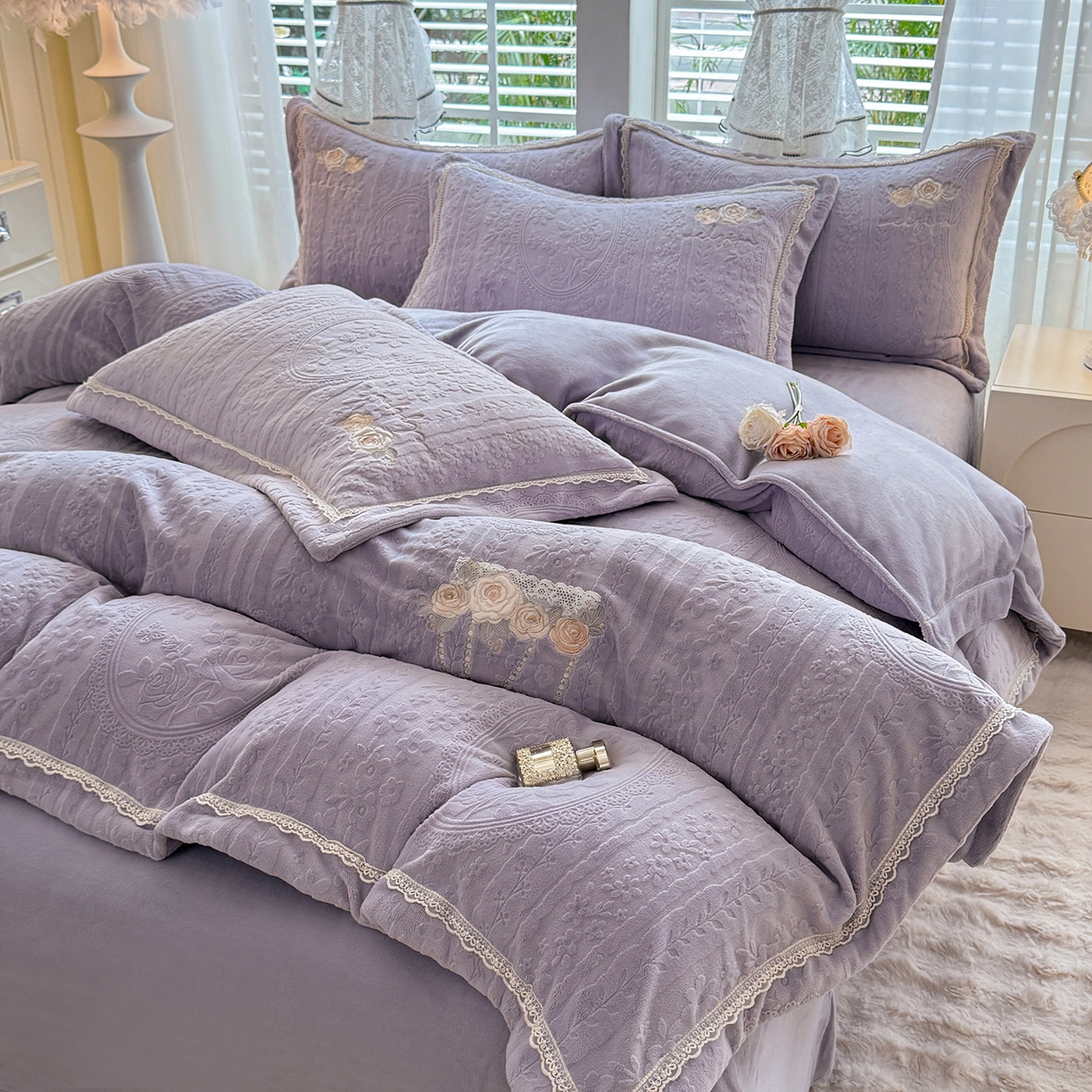 91家纺网 家纺一手货源 找家纺 艾唯希家纺 2025新款韩版雕花绒工艺四件套全消光牛奶绒-语蝶系列 南法玫瑰-紫