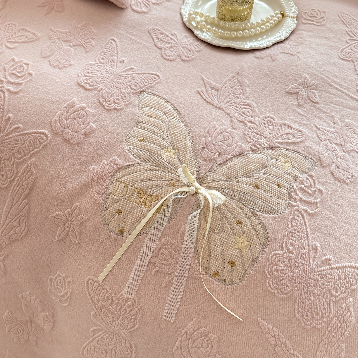 91家纺网 家纺一手货源 找家纺 艾唯希家纺 2025新款韩版雕花绒工艺四件套全消光牛奶绒-语蝶系列 语蝶-新粉