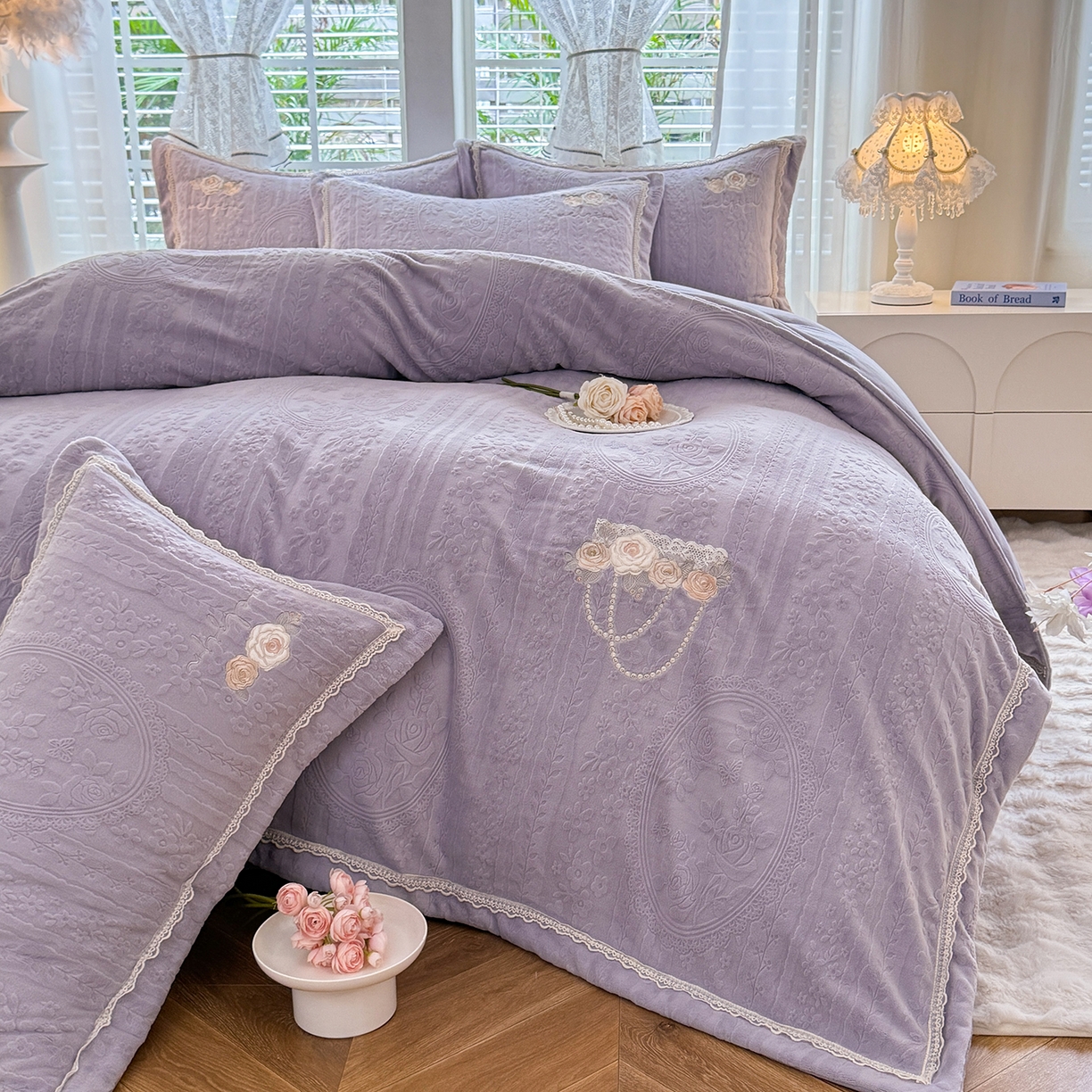 91家纺网 家纺一手货源 找家纺 艾唯希家纺 2025新款韩版雕花绒工艺四件套全消光牛奶绒-语蝶系列 南法玫瑰-紫
