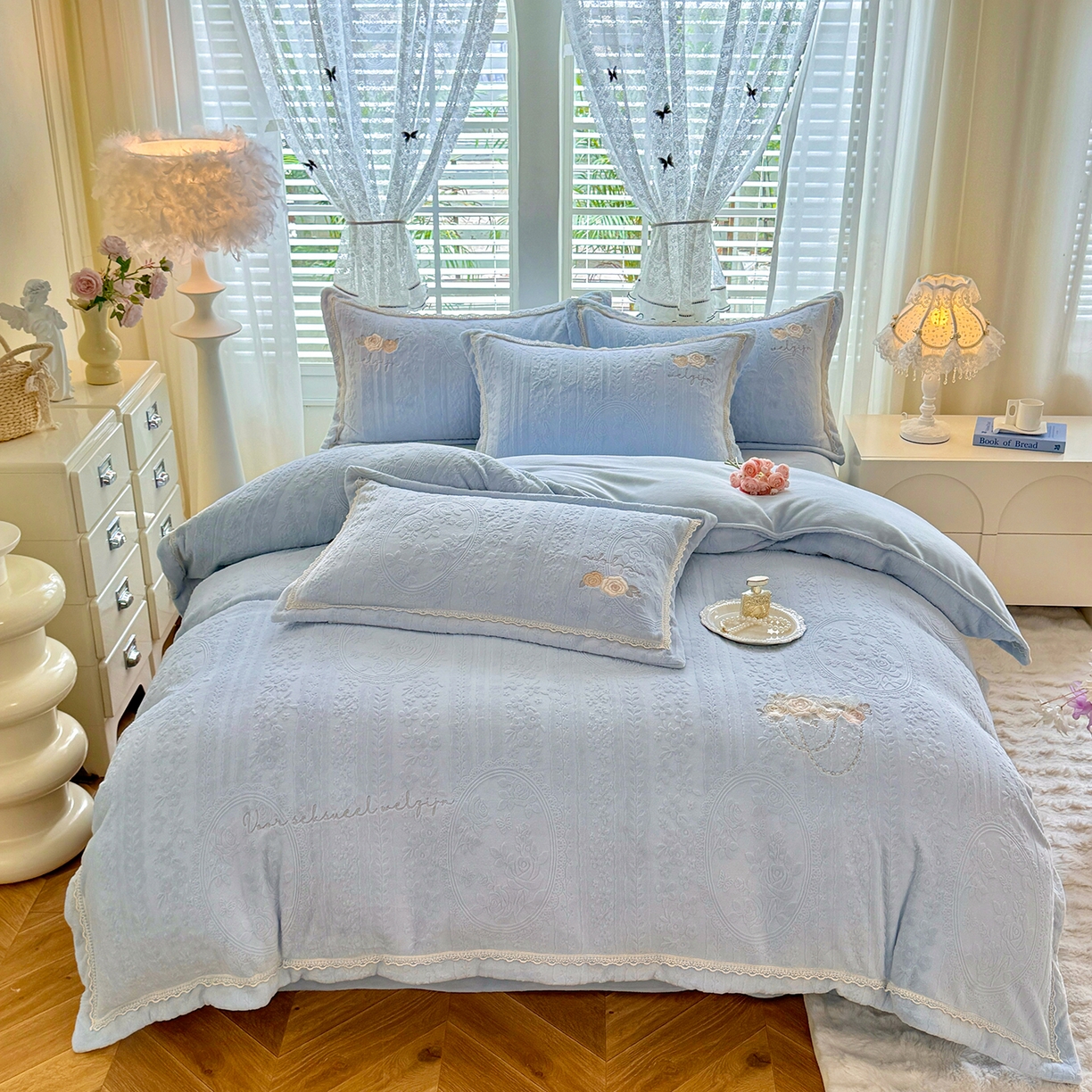 91家纺网 家纺一手货源 找家纺 艾唯希家纺 2025新款韩版雕花绒工艺四件套全消光牛奶绒-语蝶系列 南法玫瑰-蓝