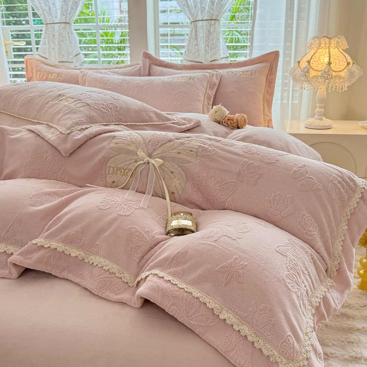 91家纺网 家纺一手货源 找家纺 艾唯希家纺 2025新款韩版雕花绒工艺四件套全消光牛奶绒-语蝶系列 语蝶-新粉