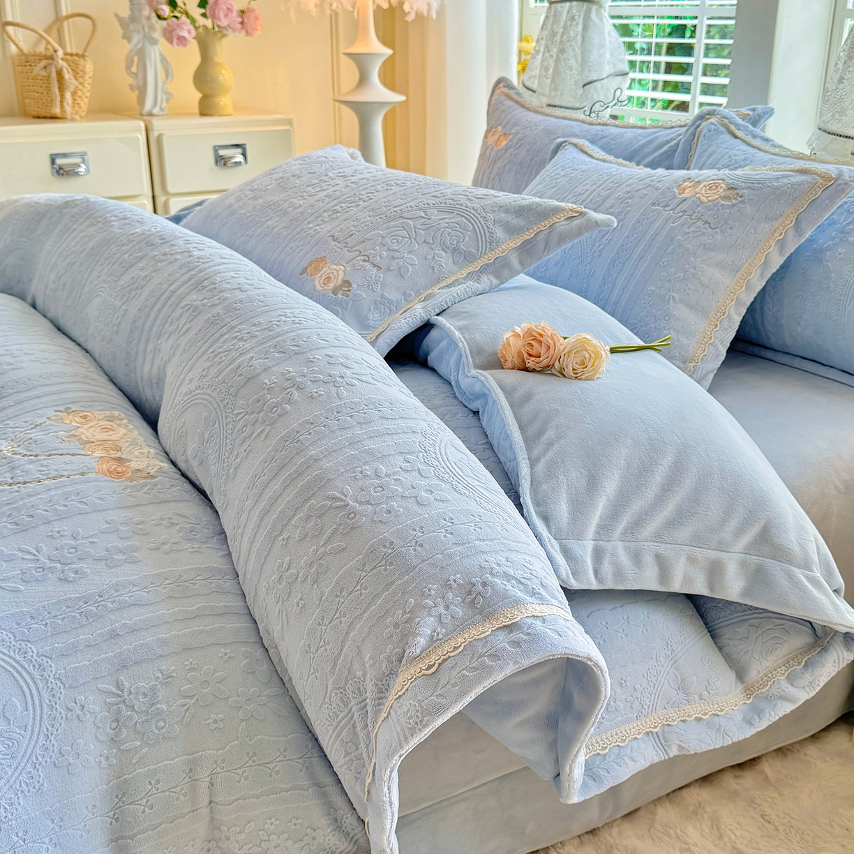 91家纺网 家纺一手货源 找家纺 艾唯希家纺 2025新款韩版雕花绒工艺四件套全消光牛奶绒-语蝶系列 南法玫瑰-蓝