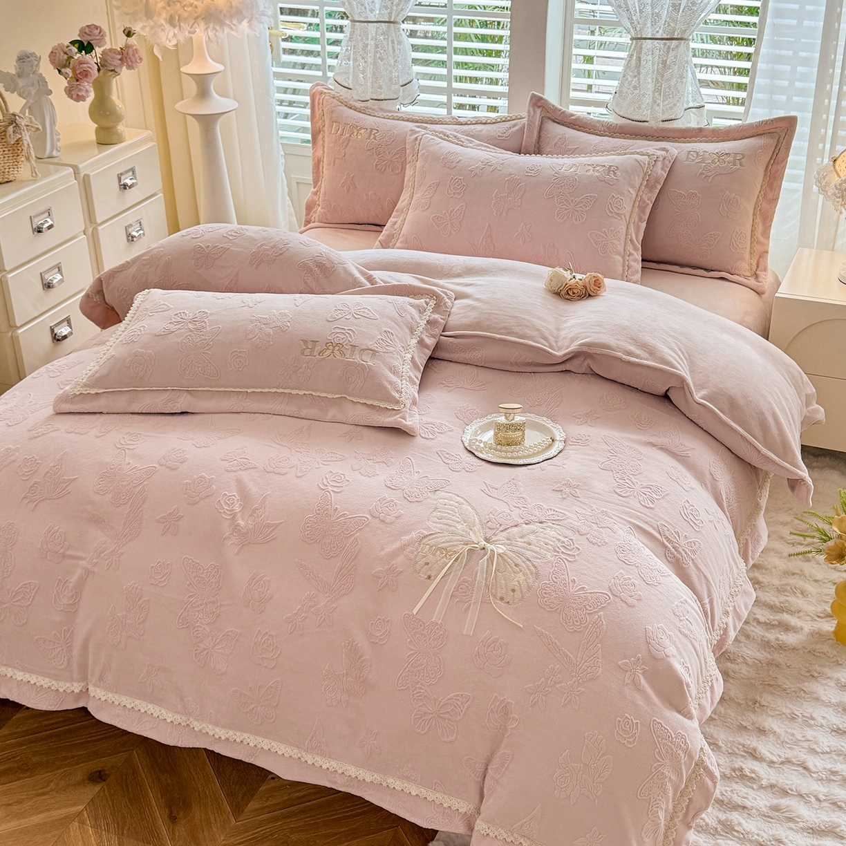 91家纺网 家纺一手货源 找家纺 （总）艾唯希家纺 2025新款韩版雕花绒工艺四件套全消光牛奶绒-语蝶系列