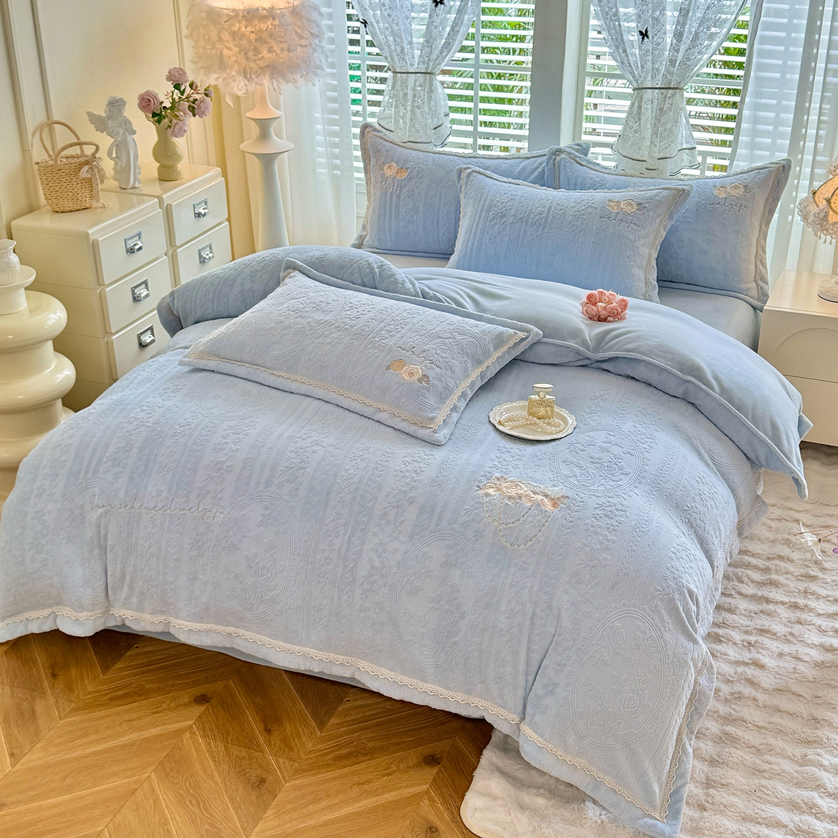 91家纺网 家纺一手货源 找家纺 艾唯希家纺 2025新款韩版雕花绒工艺四件套全消光牛奶绒-语蝶系列 南法玫瑰-蓝