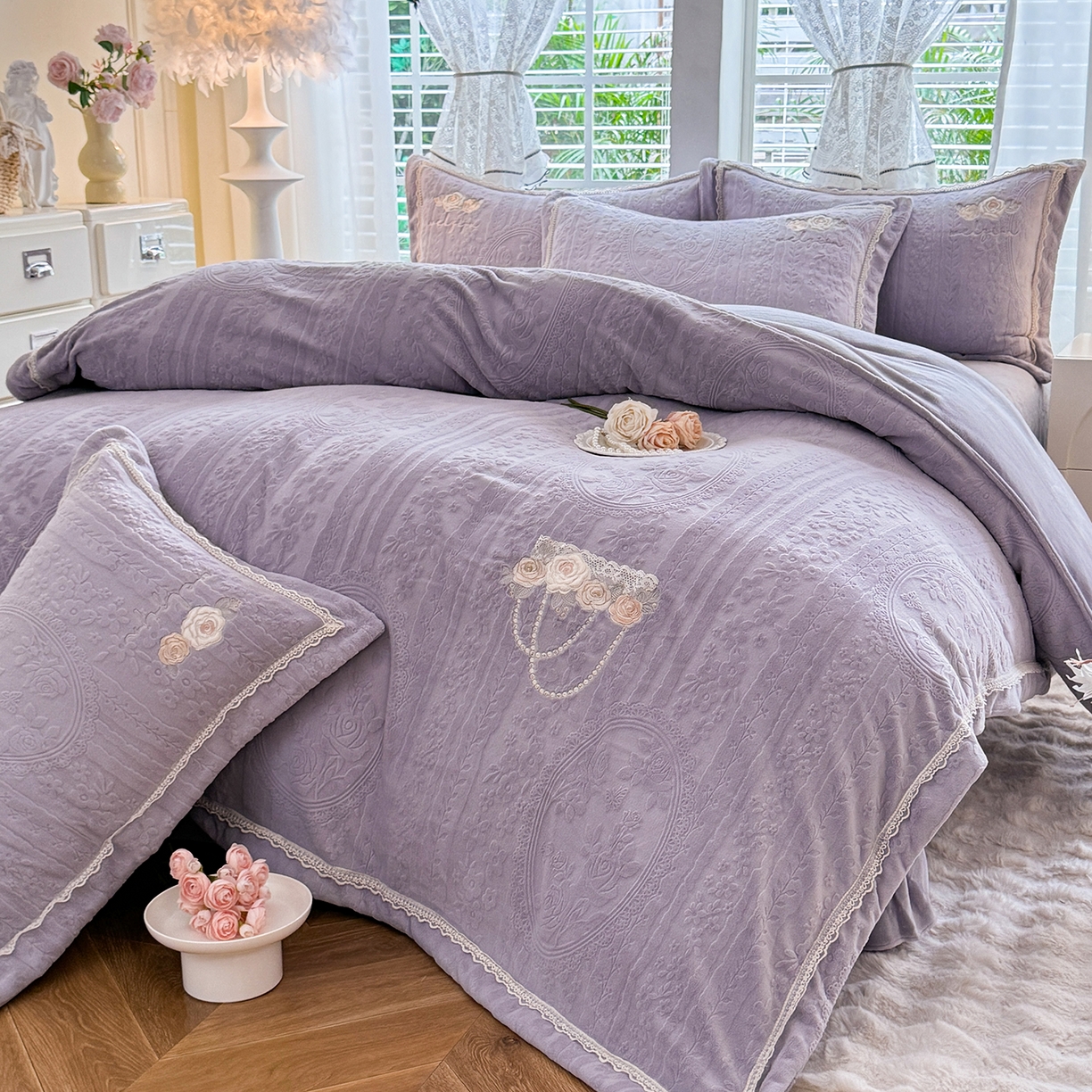 91家纺网 家纺一手货源 找家纺 艾唯希家纺 2025新款韩版雕花绒工艺四件套全消光牛奶绒-语蝶系列 南法玫瑰-紫