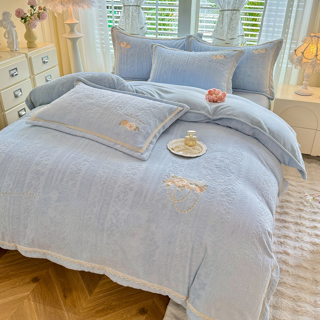 91家纺网 家纺一手货源 找家纺 艾唯希家纺 2025新款韩版雕花绒工艺四件套全消光牛奶绒-语蝶系列 南法玫瑰-蓝