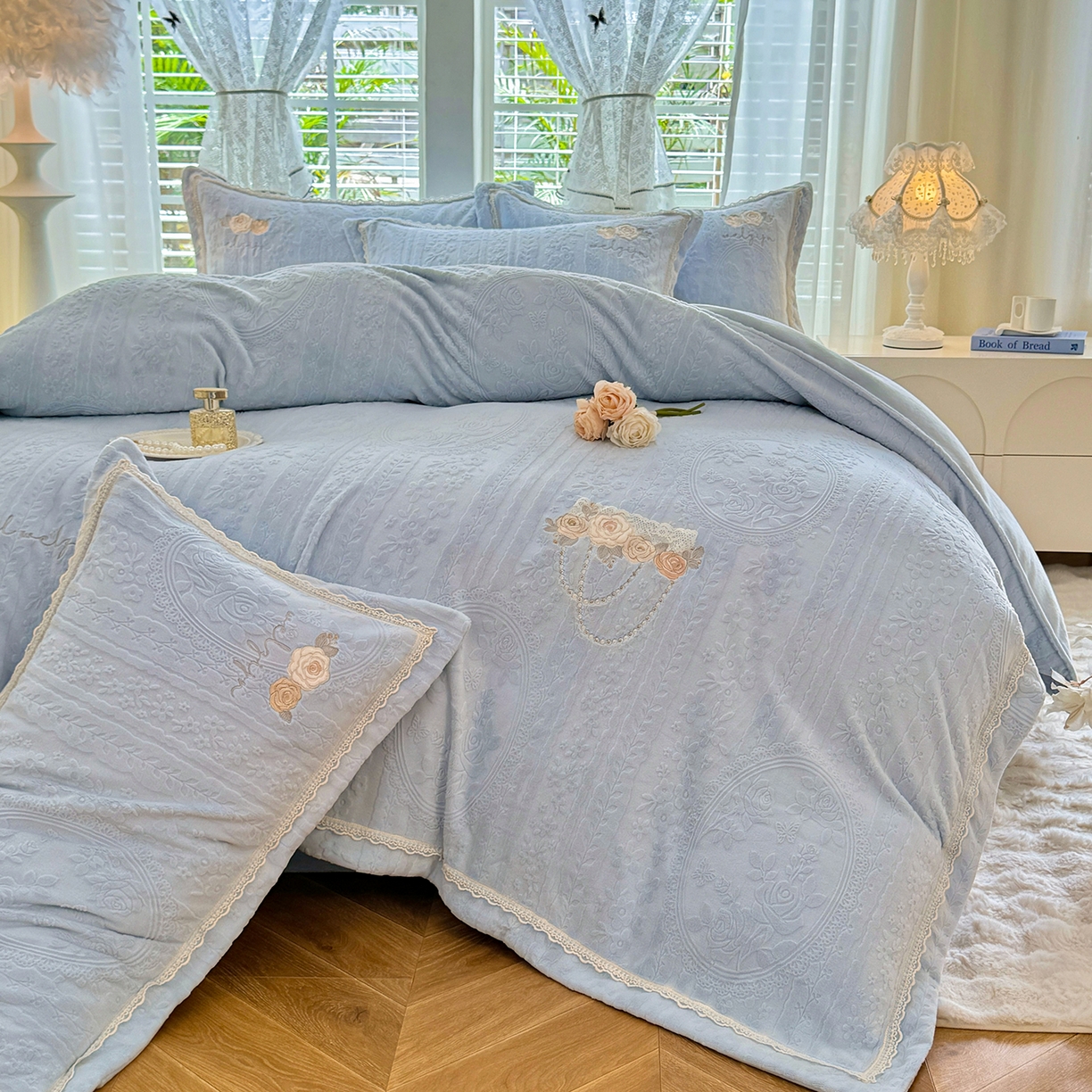 91家纺网 家纺一手货源 找家纺 艾唯希家纺 2025新款韩版雕花绒工艺四件套全消光牛奶绒-语蝶系列 南法玫瑰-蓝