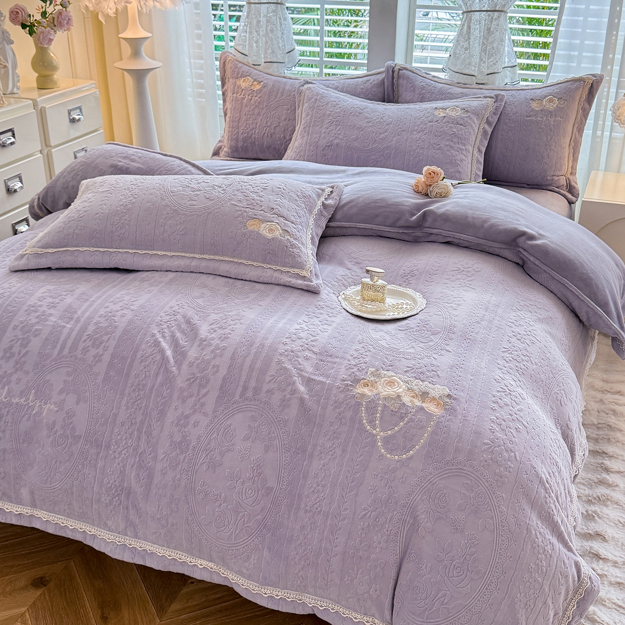 艾唯希家纺 2025新款韩版雕花绒工艺四件套全消光牛奶绒-语蝶系列 南法玫瑰-紫