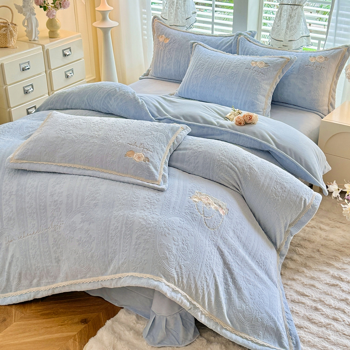 91家纺网 家纺一手货源 找家纺 艾唯希家纺 2025新款韩版雕花绒工艺四件套全消光牛奶绒-语蝶系列 南法玫瑰-蓝