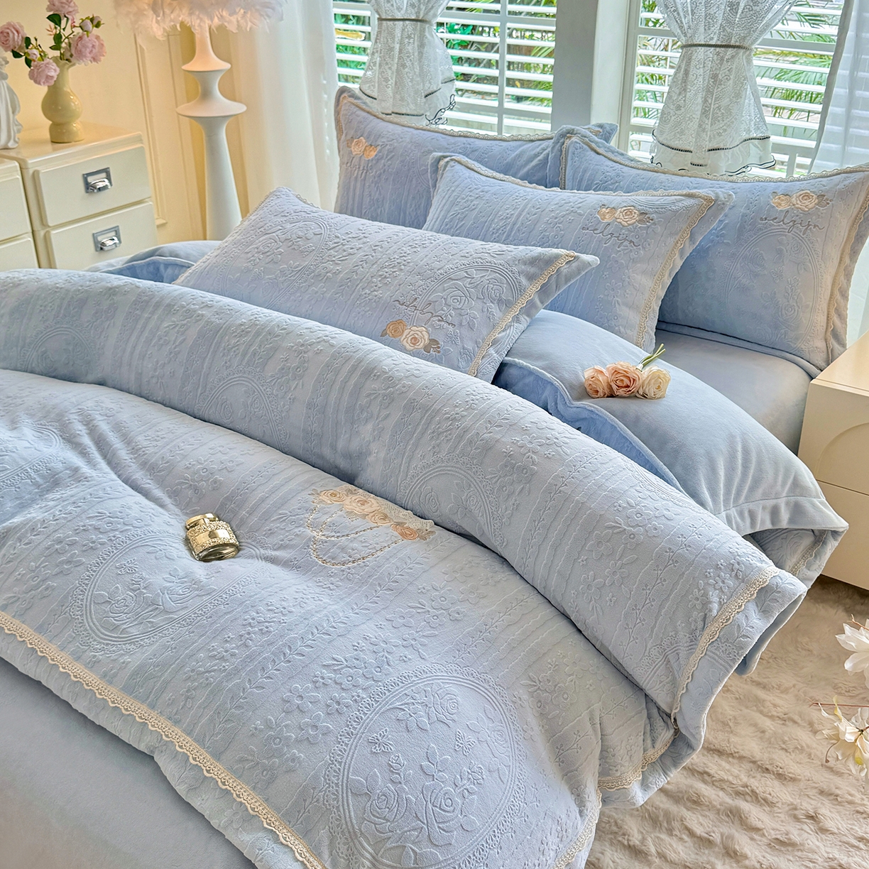 91家纺网 家纺一手货源 找家纺 艾唯希家纺 2025新款韩版雕花绒工艺四件套全消光牛奶绒-语蝶系列 南法玫瑰-蓝