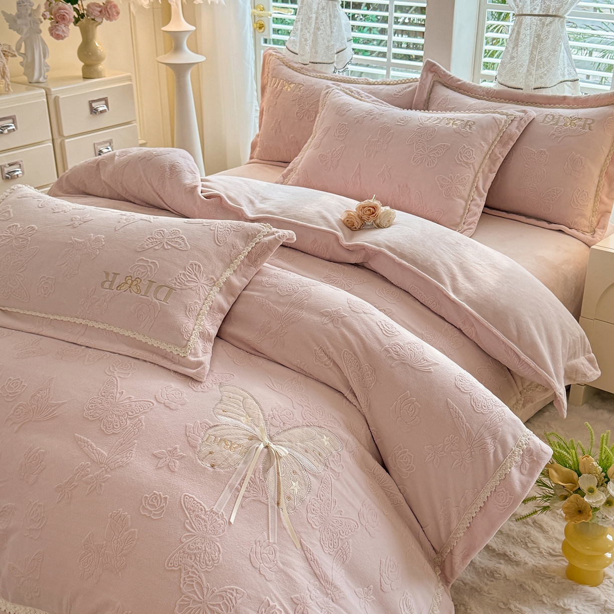 91家纺网 家纺一手货源 找家纺 艾唯希家纺 2025新款韩版雕花绒工艺四件套全消光牛奶绒-语蝶系列 语蝶-新粉