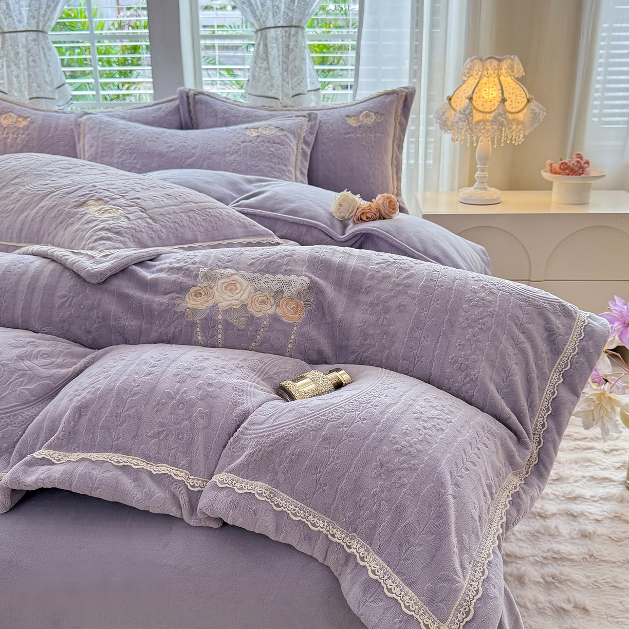 91家纺网 家纺一手货源 找家纺 艾唯希家纺 2025新款韩版雕花绒工艺四件套全消光牛奶绒-语蝶系列 南法玫瑰-紫