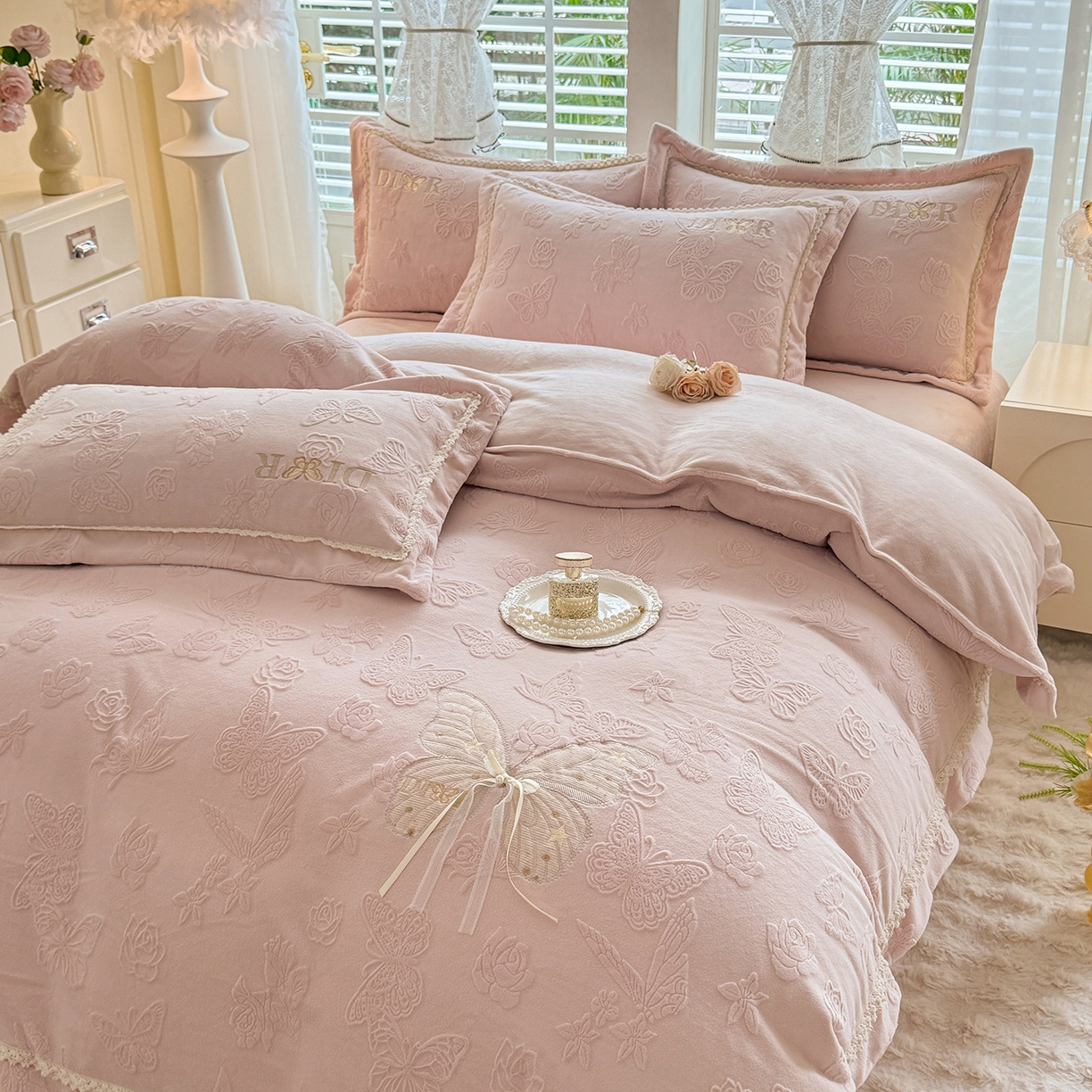 91家纺网 家纺一手货源 找家纺 艾唯希家纺 2025新款韩版雕花绒工艺四件套全消光牛奶绒-语蝶系列 语蝶-新粉