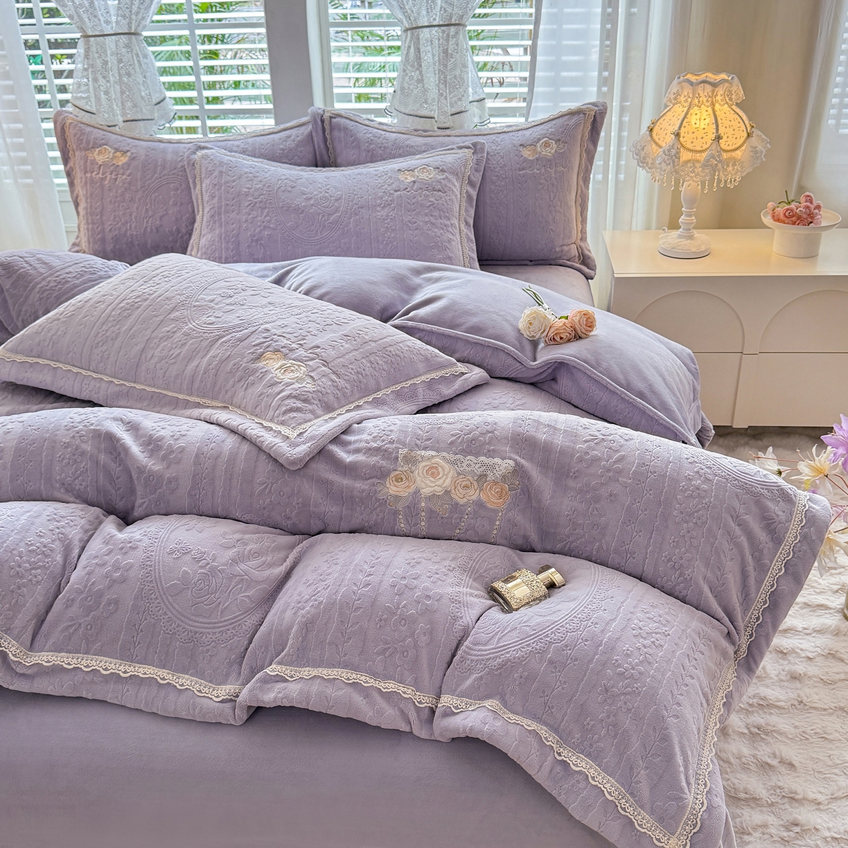 91家纺网 家纺一手货源 找家纺 艾唯希家纺 2025新款韩版雕花绒工艺四件套全消光牛奶绒-语蝶系列 南法玫瑰-紫