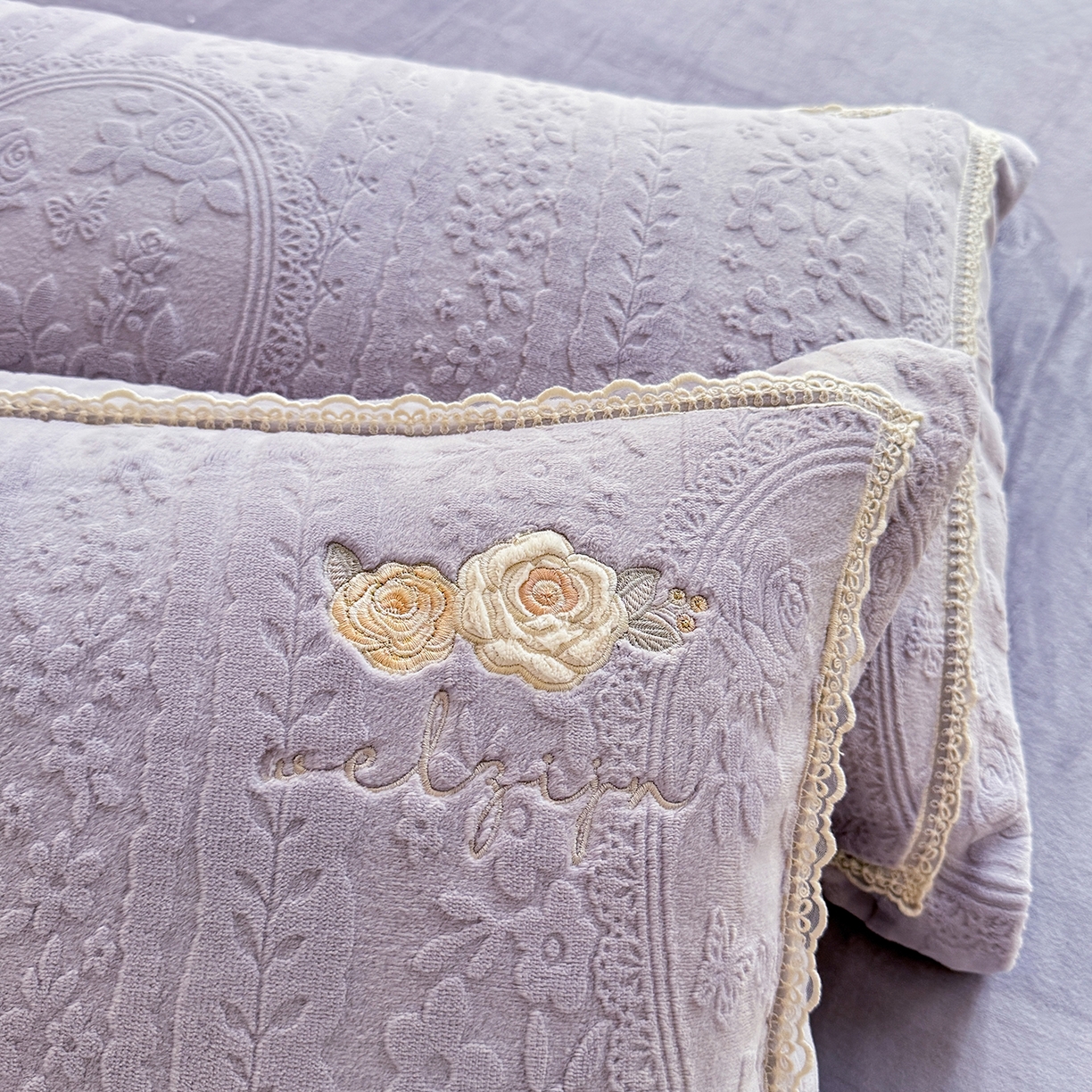91家纺网 家纺一手货源 找家纺 艾唯希家纺 2025新款韩版雕花绒工艺四件套全消光牛奶绒-语蝶系列 南法玫瑰-紫