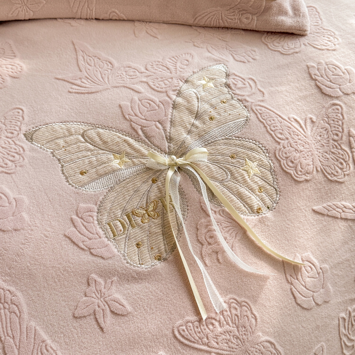 91家纺网 家纺一手货源 找家纺 艾唯希家纺 2025新款韩版雕花绒工艺四件套全消光牛奶绒-语蝶系列 语蝶-新粉