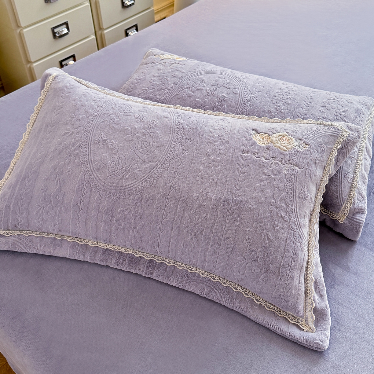 91家纺网 家纺一手货源 找家纺 艾唯希家纺 2025新款韩版雕花绒工艺四件套全消光牛奶绒-语蝶系列 南法玫瑰-紫