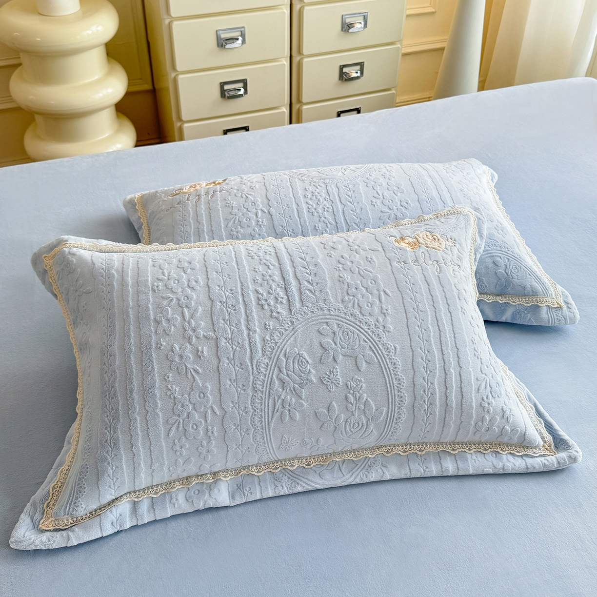 91家纺网 家纺一手货源 找家纺 艾唯希家纺 2025新款韩版雕花绒工艺四件套全消光牛奶绒-语蝶系列 南法玫瑰-蓝