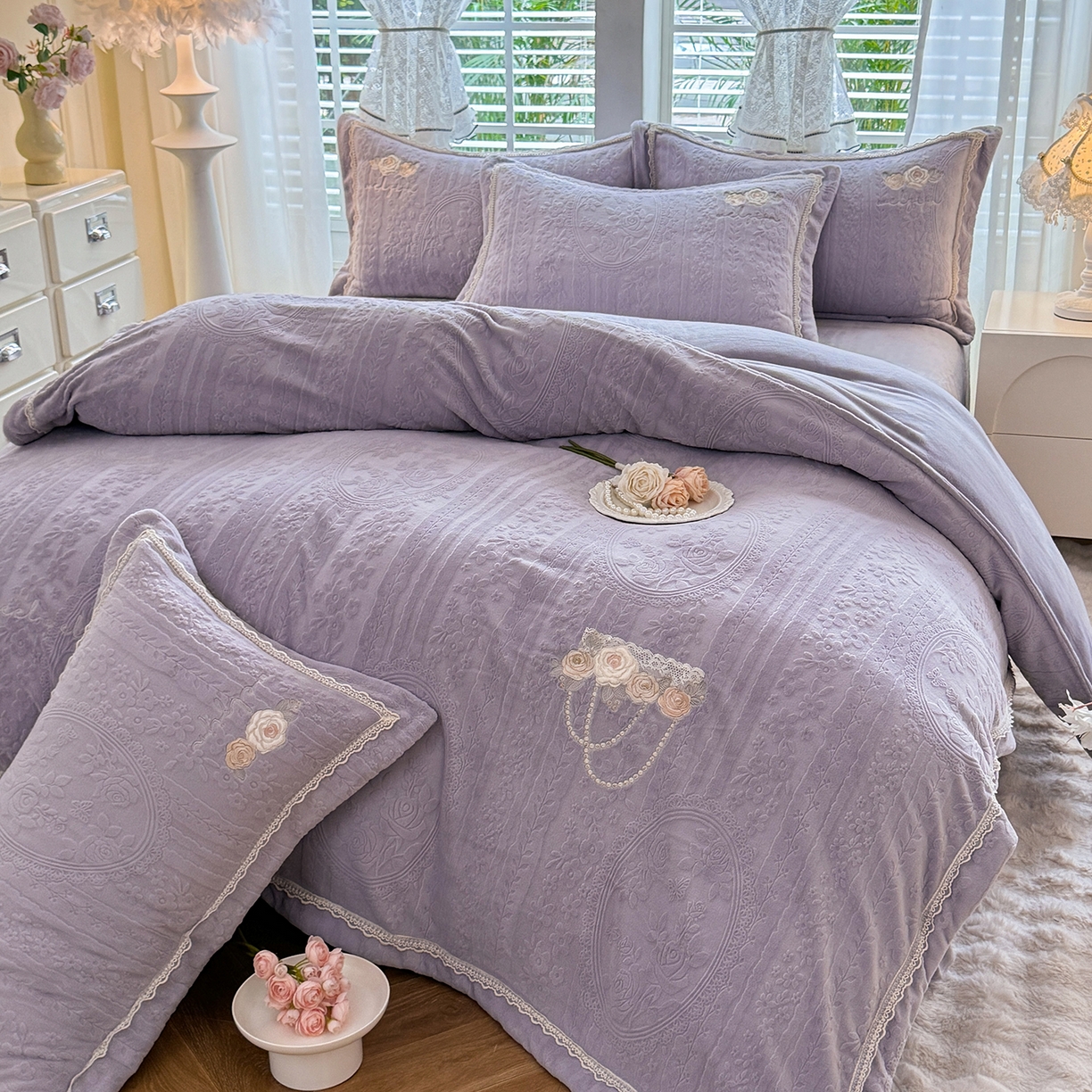 91家纺网 家纺一手货源 找家纺 艾唯希家纺 2025新款韩版雕花绒工艺四件套全消光牛奶绒-语蝶系列 南法玫瑰-紫