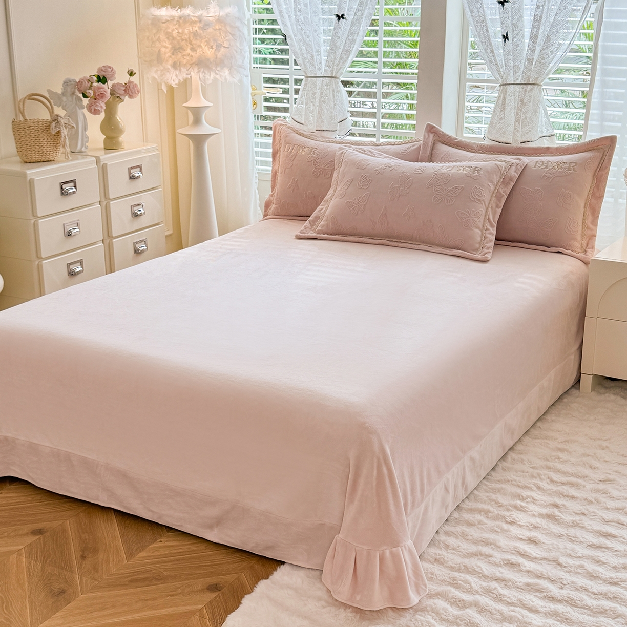 91家纺网 家纺一手货源 找家纺 艾唯希家纺 2025新款韩版雕花绒工艺四件套全消光牛奶绒-语蝶系列 语蝶-新粉