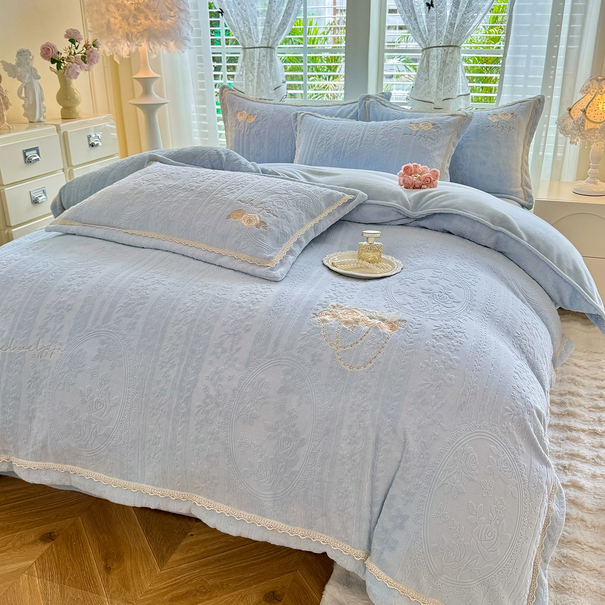 91家纺网 家纺一手货源 找家纺 艾唯希家纺 2025新款韩版雕花绒工艺四件套全消光牛奶绒-语蝶系列 南法玫瑰-蓝